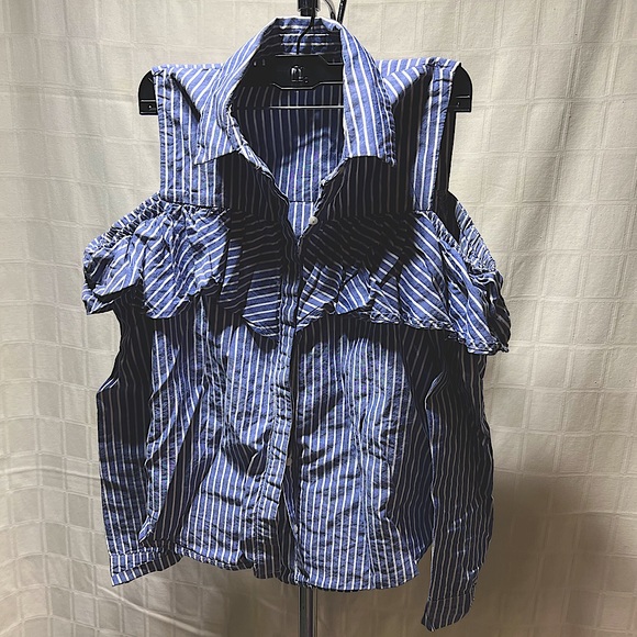 HARLOW & GRAHAM • Open Shoulder Button Down - Picture 4 of 7